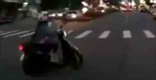 聴覚障害者の女性が運転するスクーターが緊急車両の接近に気付かず交差点に進入した結果・・・