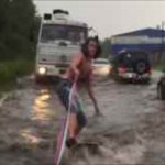 【動画】ロシアの若者は洪水の街をウェイクボードで進む