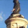 パリのマリアンヌ像（自由の女神）に登っていた男性。落下して死亡。その瞬間の映像がアップされる。