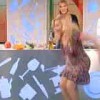 【激痛】イタリア国営テレビの料理番組で股裂きに失敗するミニスカブロンド女性。