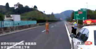 【動画】高速道路で全裸で歩く女性が中国で撮影された…。