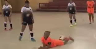 【衝撃動画】サッカーボールじゃなくて頭をサッカーボールキックする女性選手。