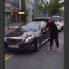 【衝撃動画】ディーラーの対応に不満でショールーム前で車を破壊する男性。
