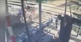 【動画】踏み切りの遮断機を破壊したバイクが線路で倒れて電車に轢かれる