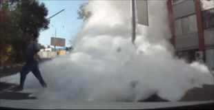 【動画】大量の小麦粉を積んだトラックが事故った結果