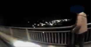 【動画】橋から飛び降りて自殺しようとする女性を助ける警察官