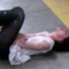 【動画】地下鉄ホームで自分のマ○コになんかさして血だらけになってる女性がいるんだが…。
