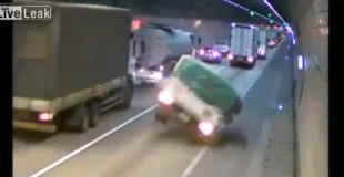 【動画】シンナーを満載したトラックがトンネルで横転した結果…。