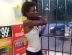 【動画】ガソリンスタンドでキ○ガイ黒人女が暴れまくりwwwww