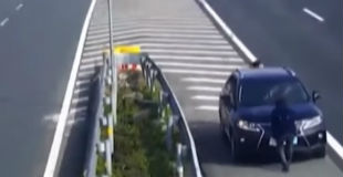【動画】中国の高速道路の監視カメラに謎の動きをする3人組が映る。何をしているのかと思ったら？