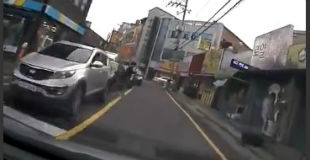 【動画】歩きスマホでノールック横断vs下手くそ運転手。後頭部でフロントガラス割れてるしヤバいかな。