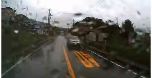 【動画】伊豆の観光バスが逆走してきた商用バンと正面衝突。重傷者がでた事故の瞬間。