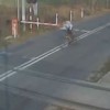 【リアルマリオカート】踏切で止まらずにそのまま突っ切ろうとした自転車乗りの男性が…【衝撃】