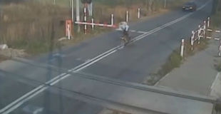 【リアルマリオカート】踏切で止まらずにそのまま突っ切ろうとした自転車乗りの男性が…【衝撃】