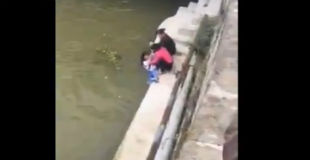 【動画】学校のテストで失敗した子供を川に突き落とそうとしているスパルタママが恐すぎる…【マジキチ】