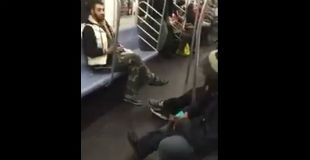 【衝撃】同性愛者の男性が電車内でボコボコにされている問題の動画がコチラ…