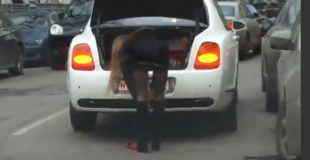 【動画】高級車ベントレーにのったタイトなミニスカとエロいパンスト履いた美女のパンチラがエロいｗ