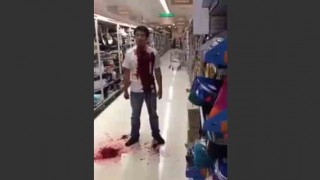 【閲覧注意】ショッピングセンターで自分の喉をナイフで切り裂き自殺する男性…。