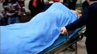 【動画】売春婦のマンコにチンコを挿入したまま救急搬送される老人…。