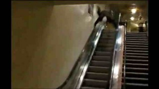【衝撃】エスカレーター下りでトンデモナイ乗り方をする男性を撮影した動画。