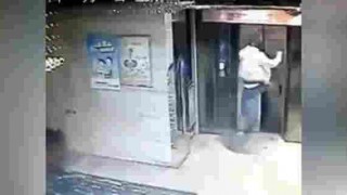 【動画】エレベーターを蹴破って乗ろうとした結果…。