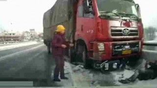 【車載カメラ動画】大型トラックとバイクが正面衝突→10メートル下敷きになり引き摺られる…。