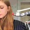 【動画】ブロンド美女が発明する自動口紅塗り機と自動目覚まし機ｗｗｗｗｗ