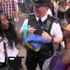 【エロ注意】ノッティングヒルカーニバルでセクシーな女性にヒップダンスで股間刺激され喜ぶ警察官ｗｗｗ