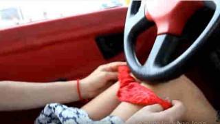 【動画】車内でパンティー脱いでノーパンでショッピングセンターをひらひらミニスカで闊歩するブロンド美女ｗｗｗ