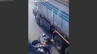 【閲覧注意】原付に乗った女性が連結トレーラーの近くで転倒した結果…。