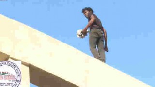 【動画】群衆から謎の歓声を受け橋から線路への飛び降り自殺をする男性。