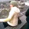 【イタズラ動画】座っている女性に後ろから立ち小便でお小水をかけるというイタズラをする男性…。
