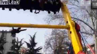 【事故動画】遊園地の回転系のアトラクションで安全ベルトがとれて男性が落下…。