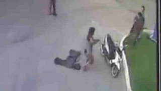 【動画】ナイフを持った男性が足を撃たれても武装した警察官に抵抗する。