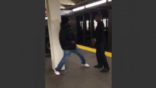 【衝撃展開】ボクシングしてそうな若者と普通の老人が地下鉄ホームでストリートファイト。