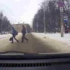 【動画】身を挺して子供を突っ込んできた自動車から守る警察官。