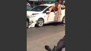 【動画】タクシーに追突事故した後になぜか全裸で車の窓から脱出する女性…。