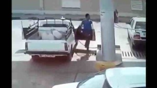 【衝撃動画】ガソリンスタンドで給油してたら車がいきなり爆発した！！！
