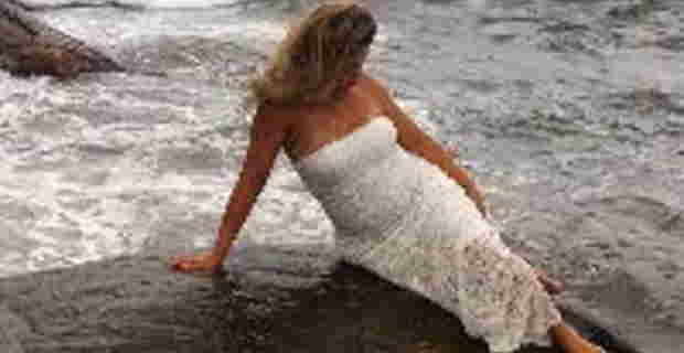 海辺の岩場でセクシーフォトを撮ろうとポーズを決めていた女性がｗｗｗｗｗ