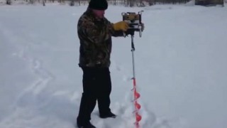 【動画】これから凍って雪の積もった湖に穴開けて釣りしまーすｗｗｗｗ→結果…。