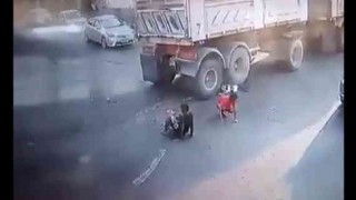 【事故動画】二人乗りバイク、ダンプに衝突…。華麗な身のこなしでペシャンコにならずに免れる若者ｗ