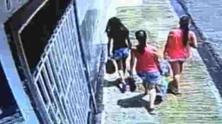 【動画】母親と16歳の娘、その妹が歩いています。この後、恐ろしい事が起こります