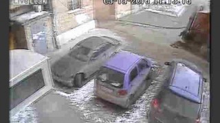 【閲覧注意】ごみ収集車が轢き逃げをする瞬間をとらえた動画…。