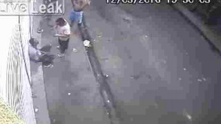 【防犯カメラ動画】街中で何かのトラブルで首をメッタ刺しにする殺人事件が発生…。