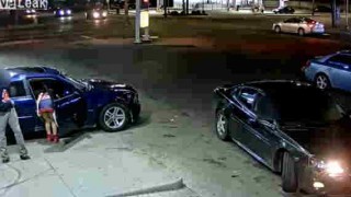 【動画】ガソリンスタンドでトラブルに怒りドライバーに発砲するミニスカ女性…。