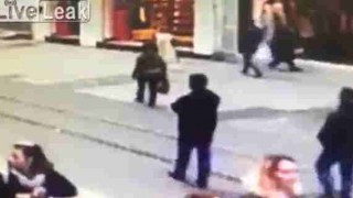 【閲覧注意】トルコの街中で起きた自爆テロの瞬間の動画…。