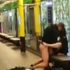 おい！地下鉄で思いっきりセ○クスしてるカップルがいるぞ！（動画）
