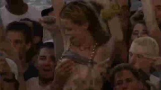 【エロ注意】リンプ・ビズキット(Limp Bizkit)のライブでトップレスの女性がおっぱい揉まれてるｗｗｗｗｗ