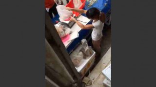 【衝撃動画】重さをごまかして魚を販売する市場の女性…。