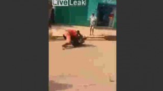 【動画】警察官と取っ組み合いして殴り倒してからバイクで逃亡する男。